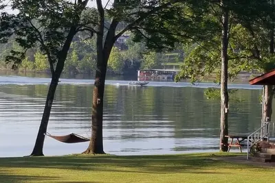 Image de Lake \"Beach\" Cottage w/Boat Slip & Rentals, Dock & Hot Tub!