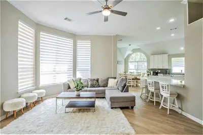 Image de Modern 1-Story, 10mins from Dfw Airport. Pets Welcome. Beautiful Neighborhood.