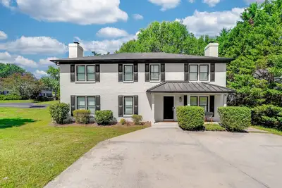 Image de The Retreat by SouthPark- Spacious 3-Bedroom Near Shopping & Dining in SouthPark