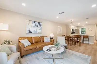 Image de Newly Renovated Game Day - Ready Rebel Condo! 10 minute walk to games!