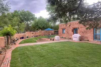Image de Peaceful artisan adobe with view of the Sandias