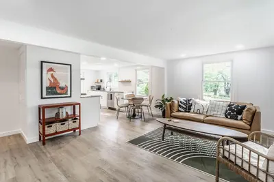 Image de Cozy updated ranch close to everything Bloomington has to offer.