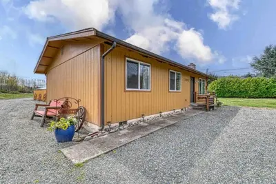Bo’s Valley Farmhouse with Hot Tub