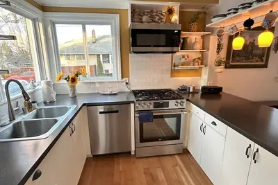 Image de BoDeke`s N. Tacoma Urban Cabin with Hot Tub