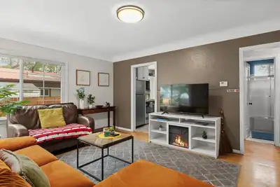 Image de Bo’s Cheerful Home with private Hot Tub