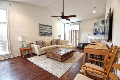 Image de Close to everything | 3 bedroom | Private yard | Drive way