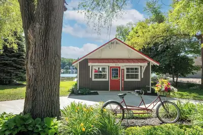 Image de Respite House: Barrier-Free Lakefront home with full Wheelchair accessibility.
