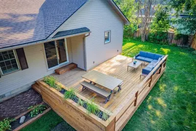 Image de Spacious modern cottage steps from beach