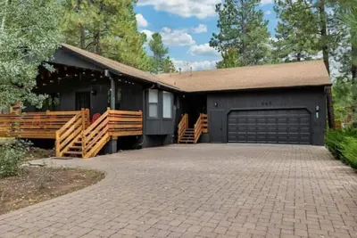 Image de Caribou Cabin Outdoor Deck w Firepit Table & Tv