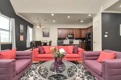 Image de Love&Mystique Getaway in Galleria w/ Pool //Sleeps12!