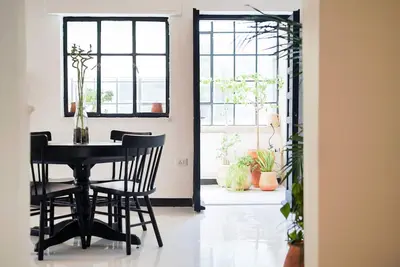 Image de Inspiring 3Bed Unit with Sunny Balcony & Fireplace