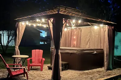 Image de \nMaple Street Cottage is the perfect couple’s retreat.