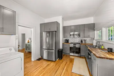 Image de Newly listed & furnished cottage next to Uga in Five Points!