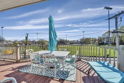 Image de Beautiful Victorian home, Great view with balcony. Free parking.