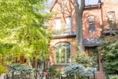 Image de Elegant, Restored Victorian House With a Bbq in Cabbagetown\n