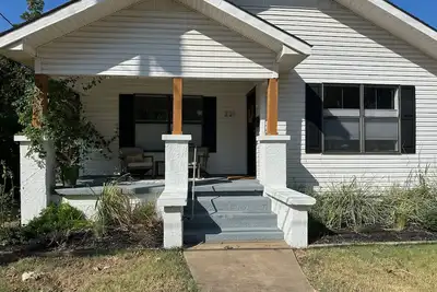 Image de Cozy & Comfortable Cottage just minutes off the La Grange Square. Pet Friendly.