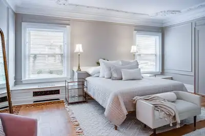 Image de Remodeled Historical Unit With King Bed Walking Distance To Many Attractions!