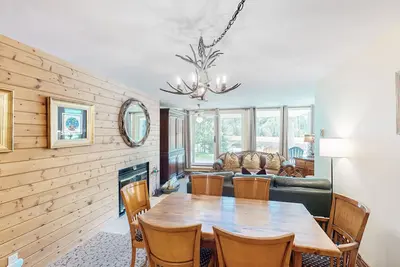 Image de Charming condo with resort amenities, sweeping views, & wood-burning fireplace