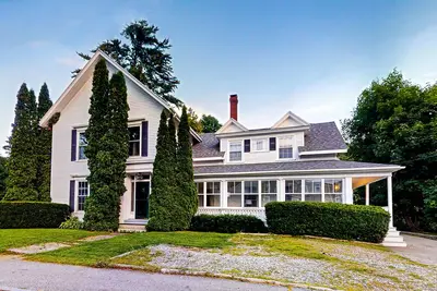 Image de Historic home steps from the harbor with enclosed porches & gorgeous deck
