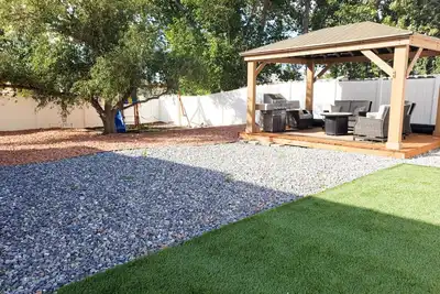 Image de Perfect Location+4bd+Fully Fenced Yard+Gazebo+Hot Tub+Views!