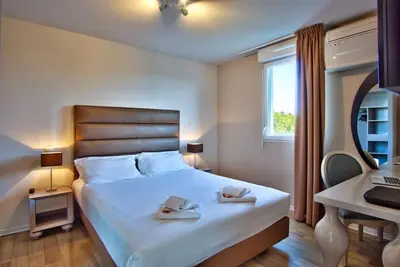 Image de A short drive away from Jardin Botanique! Pets Are Welcome! Free Parking!