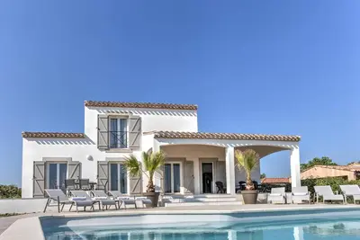 Image de Villa spacieuse avec piscine et vue panoramique