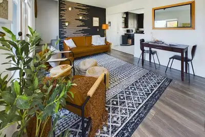 Image de 🌿  Modern Earthy Bungalow | King Beds • A/C • Pet-Friendly Fenced Yard