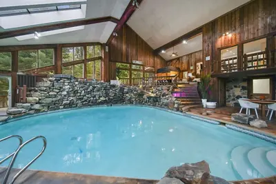 Image de Events Welcome! Exclusive 65-Acre Gated Estate w/ Indoor Pool & Private Lake