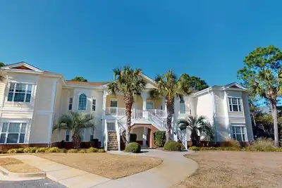 Image de Escape to Green Haven a Golfer's Delight