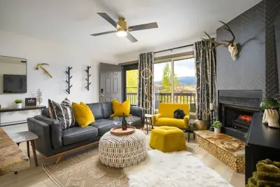 Image de Luxury Condo with fun decor, centrally located and mountain views for days