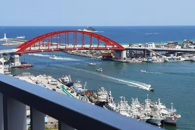 Image de Junior suite room on the 11th floor with views of the sea, lake and mountain.