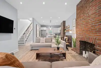 Image de Urban Tranquility - Cozy and Spacious Retreat in Awesome Central Location