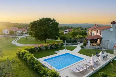 Image de Casa Ivanovac avec piscine et grande cour avant