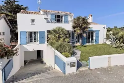 Image de Villa d'architecte face à la mer et à la plage, avec piscine chauffée