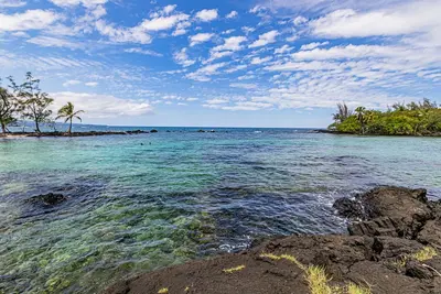 Image de Hale Honu Steps from the Ocean at Maunaloa Shores Condo in Hilo!