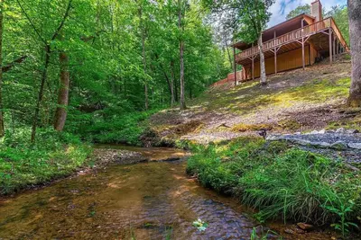 Image de Creekfront, hot tub, 2/2  5 acres of privacy, pet friendly, fenced yard