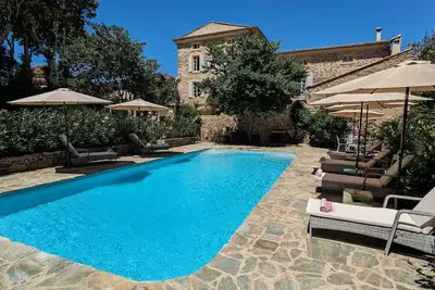 Image de La Galante: Élégance et Confort au Cœur de Faugères, Piscine et Suites raffinée.