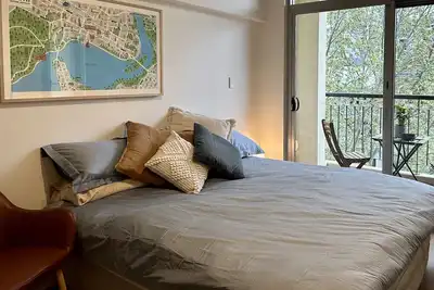 Image de Perfectly situated at Claisebrook Cove, fresh Studio apartment, with pool access