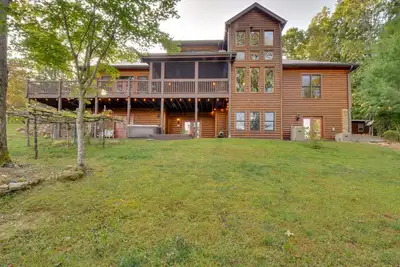 Image de Expansive Mtn-View Ellijay Cabin: Private Hot Tub