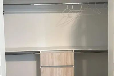 Image de Beautiful 2bd/2bath centrally located cozy home.