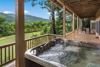 Image de 4-Bedroom Mountain House w/Golf Course View, Hot Tub, Pool Table, & Foosball!