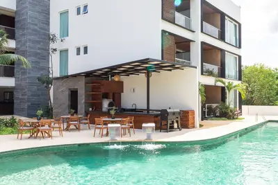 Luxury & Modern Apt in The Jungle Garden Pool 03a\n