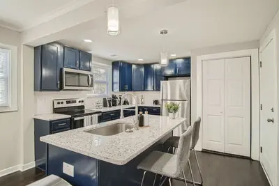 Cozy & Modern Gem By Airport & Downtown