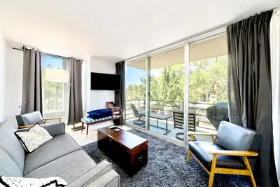 Image de Stylish Downtown River Condo in the Heart of Reno!