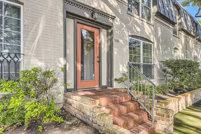Image de Cozy WoodLands Home Steps Away from Utsw in a Prime Neighborhood
