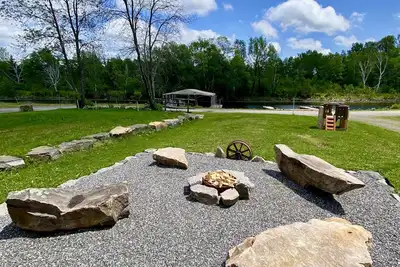 Image de Duplex style cottage, 2 kitchens! Nestled in quaint area on River. Dock access!