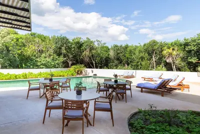 Top Floor Jungle View Entire Luxury Apartment 102\n