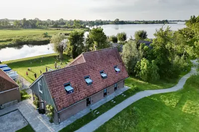Image de La Maison de Groupe Berch au bord d’un lac ouvert