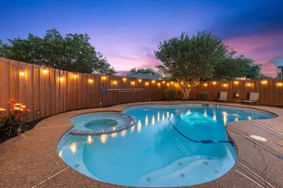 Image de Modern Family Haven, Pool, Game Room, Sky Lit Atrium, 5 bedrooms, King beds, 3 baths