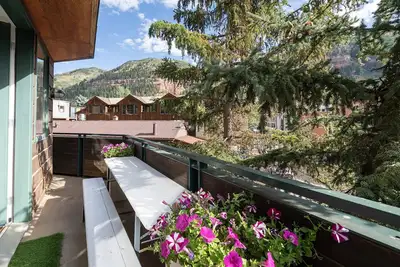 Image de So Close to Skiing at Sunny Ice House! Parking, Pool, Hot Tub
